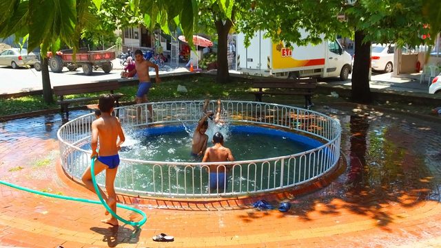 Bigadiç’te çocuklar süs havuzunda serinliyor