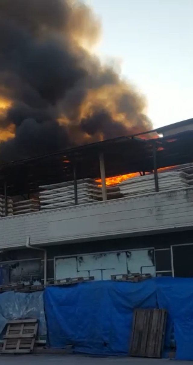 Sakarya'da fabrikanın çatısı ve deposu yandı