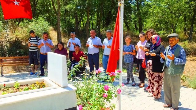 Engelli öğrenciler, Bigadiçli şehidin ailesini ve mezarını ziyaret etti