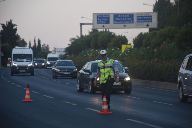 TIR üst geçide çarptı, tomruklar yola savruldu