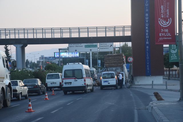 TIR üst geçide çarptı, tomruklar yola savruldu