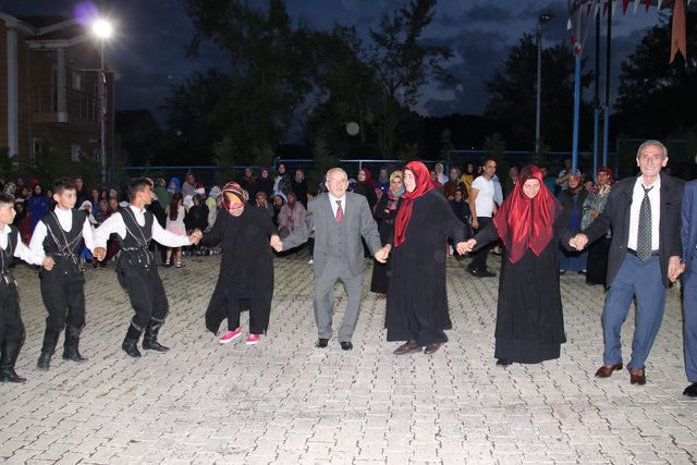 Yıllar sonra düğünlerinde eğlendiler