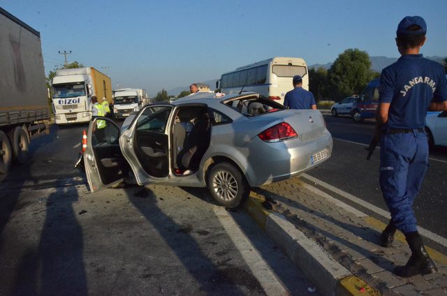 Otomobil, çöp kamyonuna arkadan çarptı: 3 yaralı