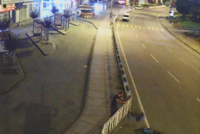Süs saksılarını tahrip eden özel güvenlik görevlisine gözaltı