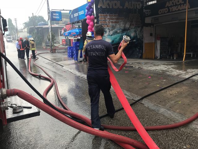 İki katlı binanın çatısı alev alev yandı