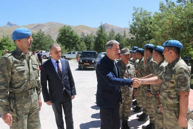 Milli Savunma Bakanı Akar, Hakkari Valiliğini ziyaret etti