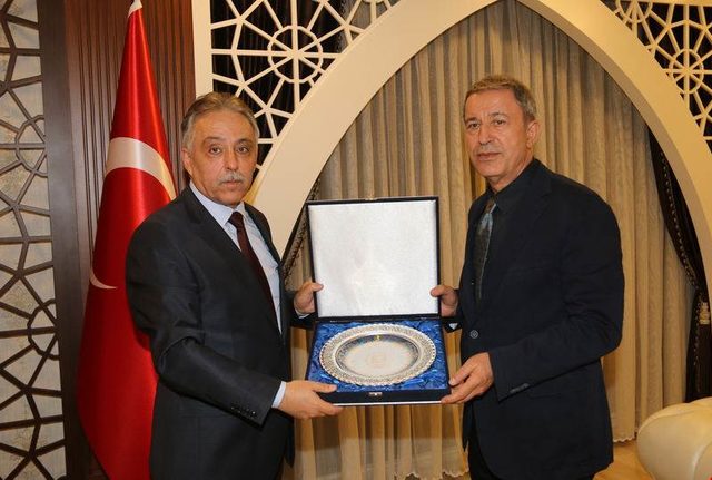 Milli Savunma Bakanı Akar, Hakkari Valiliğini ziyaret etti