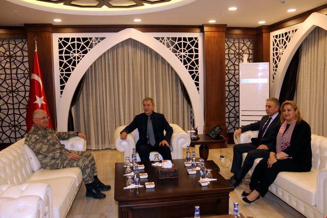 Milli Savunma Bakanı Akar, Hakkari Valiliğini ziyaret etti