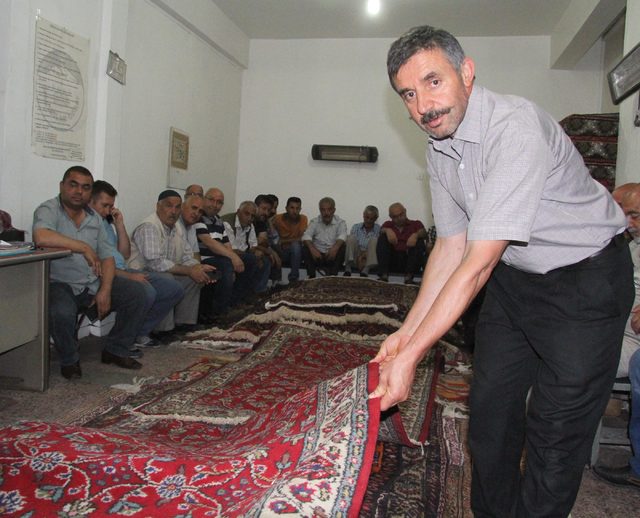El dokuması halılar, haftanın 5 günü mezatta