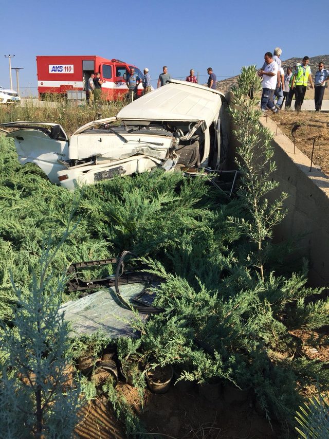 Asfalt işçilerinin taşıyan minibüs kaza yaptı: 1 ölü, 3 yaralı