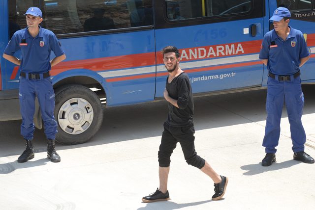 Batan tekneden kurtulan 90 göçmen, Göç İdare Merkezi'ne sevk edildi