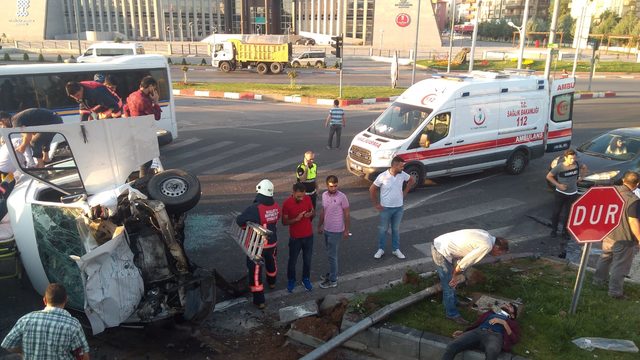 Malatya'da 2 minibüs çarpıştı: 12 yaralı