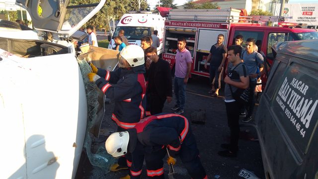 Malatya'da 2 minibüs çarpıştı: 12 yaralı
