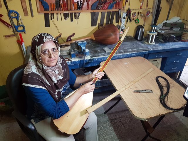 3 çocuk annesi, 27 yıldır saz yapıyor