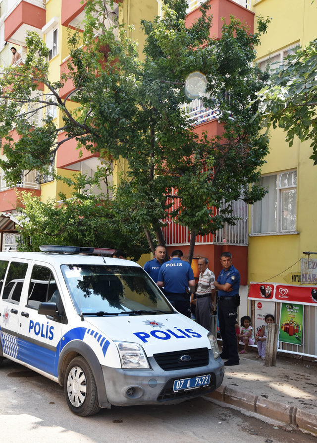 Market işletmecisi kadın, bıçaklı saldırganı sopayla kovaladı