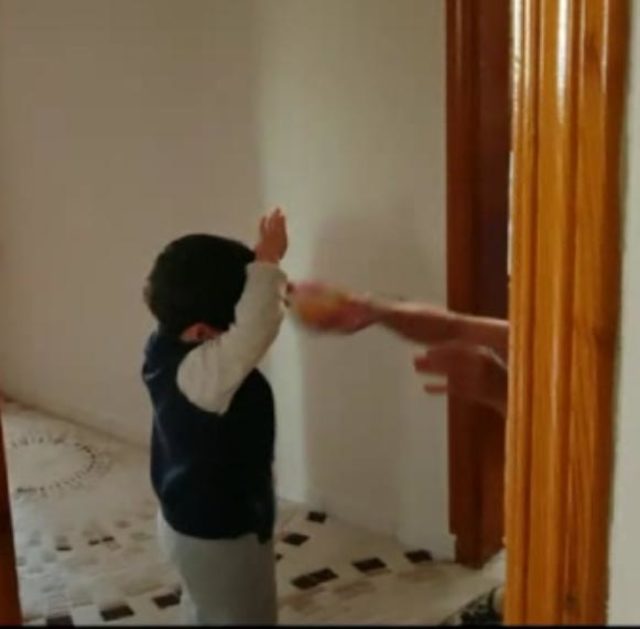 3 yaşındaki çocuğu terlikle döven bakıcıya tahliyeye tepki