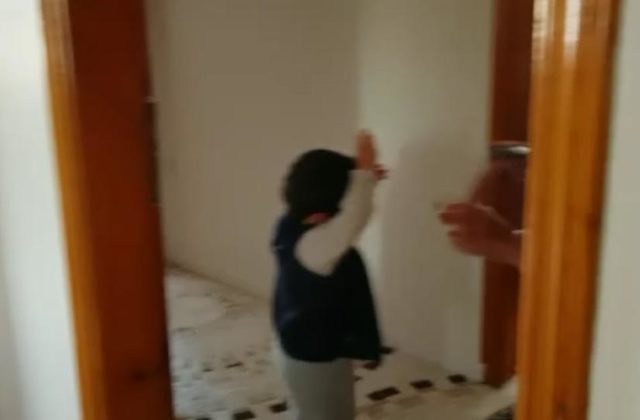 3 yaşındaki çocuğu terlikle döven bakıcıya tahliyeye tepki