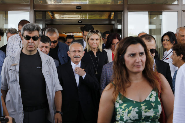 Kılıçdaroğlu'na 'Siyasetin CEO'su' pankartıyla karşılama