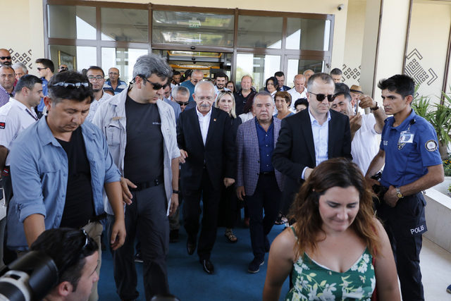 Kılıçdaroğlu'na 'Siyasetin CEO'su' pankartıyla karşılama