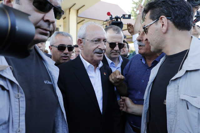 Kılıçdaroğlu'na 'Siyasetin CEO'su' pankartıyla karşılama