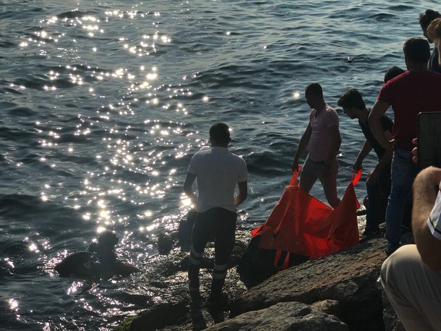 Moda'da denize giren bir kişi boğularak can verdi