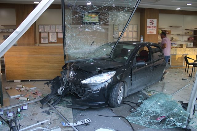 Kontrolden çıkan otomobil iş yerine daldı: 1 yaralı