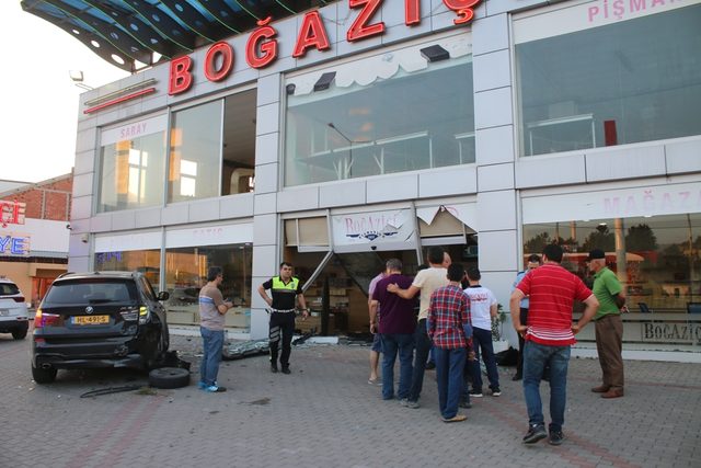 Kontrolden çıkan otomobil iş yerine daldı: 1 yaralı