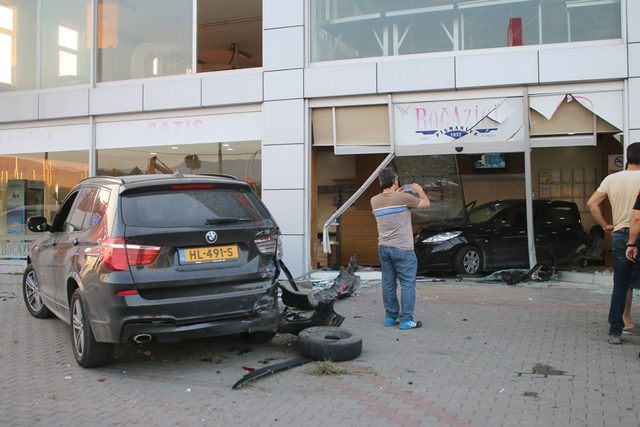 Kontrolden çıkan otomobil iş yerine daldı: 1 yaralı