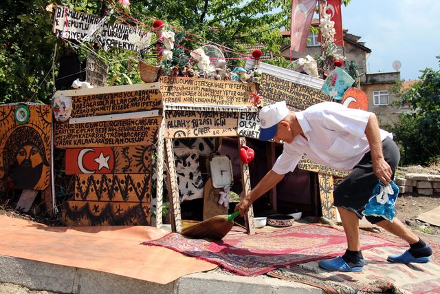 Atılan eşyalardan sokak hayvanlarına barınak yaptı