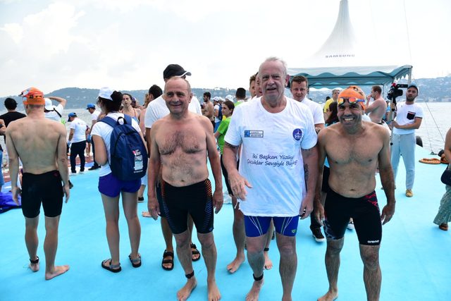 Aykurt Nuhoğlu ve Hayri İnönü Boğazı yüzerek geçti