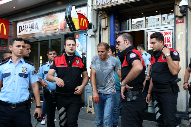 Oğluna uyuşturucu sattığını iddia ettiği adamı bıçakladı