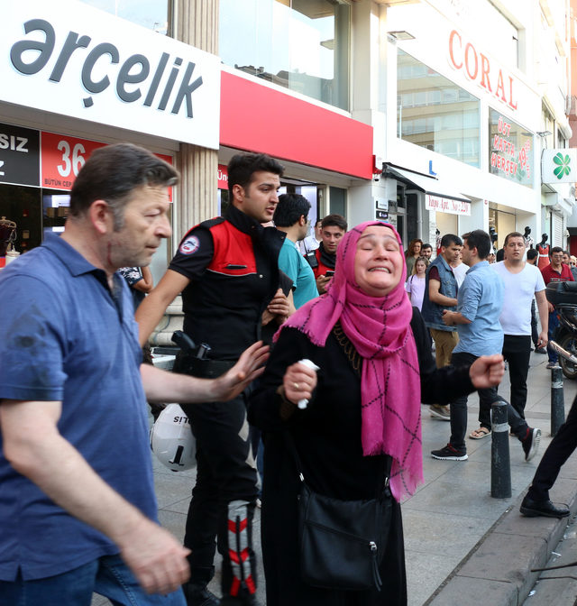 Oğluna uyuşturucu sattığını iddia ettiği adamı bıçakladı