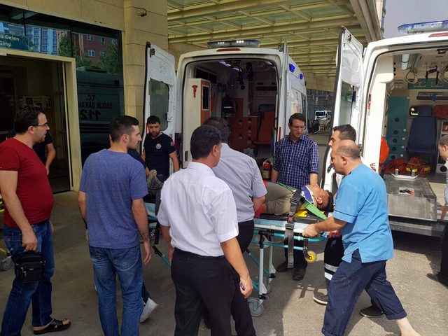 Siirt'te askeri araç devrildi: 4 asker yaralı