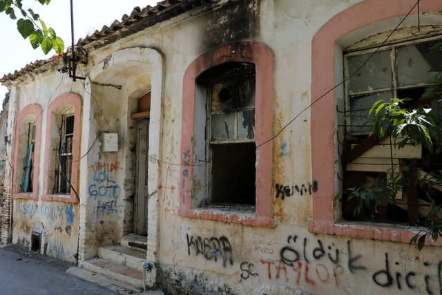 SİT alanındaki tarihi evlerde define aradılar