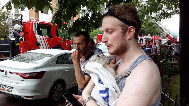 Bahçelievler'de bir binanın çatısına yangın