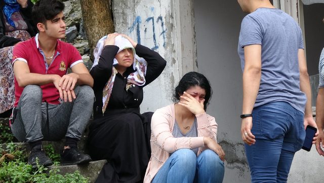 Çöken binanın etrafında oturanlar kayma anını anlattı