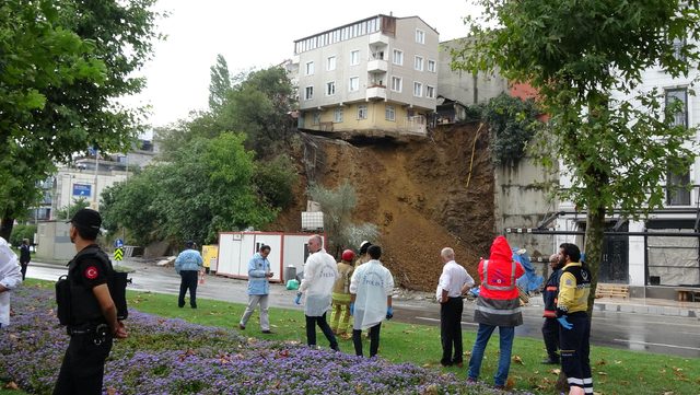 Çöken binanın etrafında oturanlar kayma anını anlattı