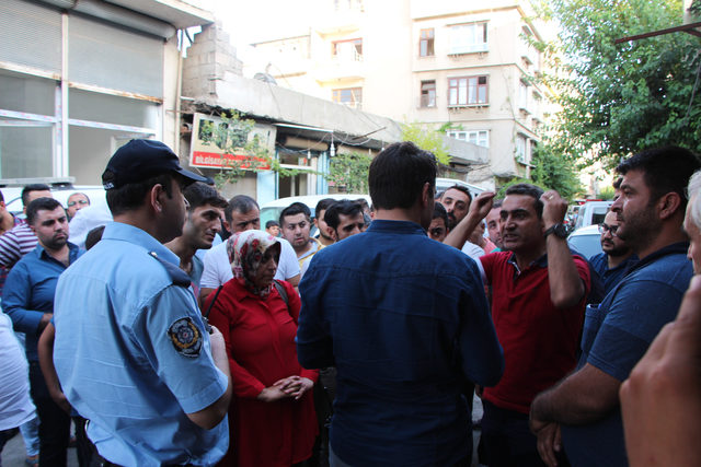Esnaf, borçlusuna başlatılan hacizi durdurmaya çalıştı