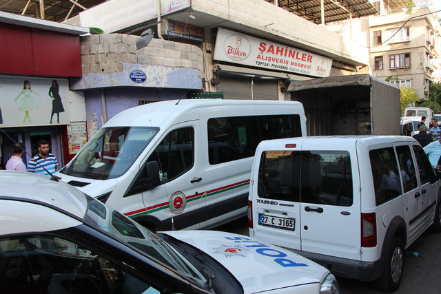 Esnaf, borçlusuna başlatılan hacizi durdurmaya çalıştı