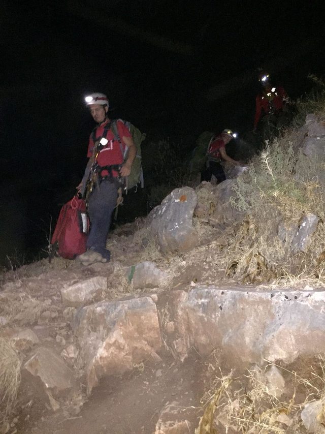 Kelebekler Vadisi'nde kaybolan 3 arkadaşı AKUT buldu