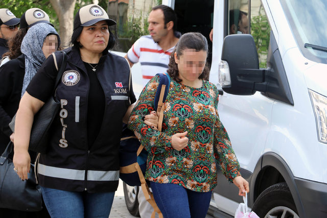 Zaman Gazetesi operasyonlarını protesto eden 5 kişi adliyede