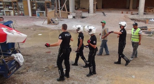 Moloz yığını arasında hurda demir topluyorlar