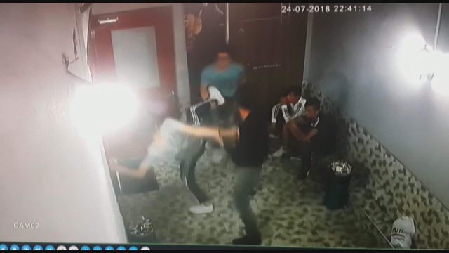 2 TL yüzünden 2 kardeşin bıçaklanma anı güvenlik kamerasında