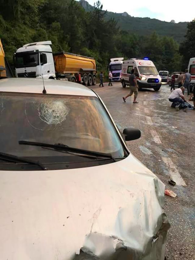 Bursa'da TIR ile otomobil çarpıştı: 5 yaralı