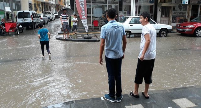 Turgutlu sağanağa teslim
