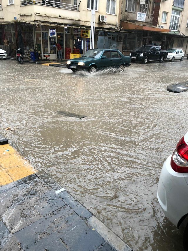 Turgutlu sağanağa teslim
