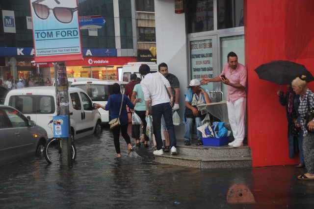 Yalova'da sağanakta cadde ve sokaklar suyla kaplandı