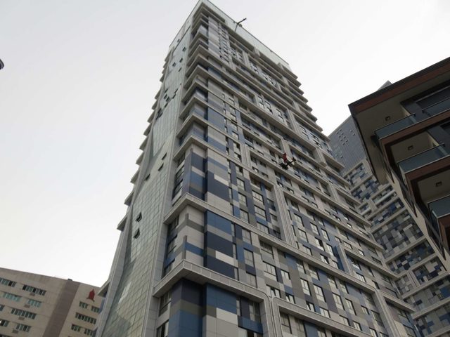 Kartal'da vinç halatı koptu:2 yaralı