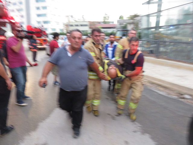 Kartal'da vinç halatı koptu:2 yaralı