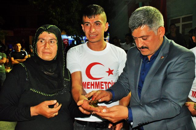 Kayseri'de asker adaylarının ellerine kına yakıldı